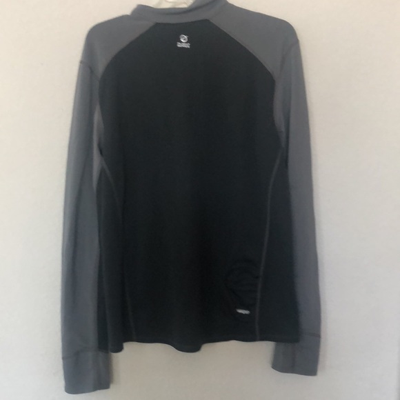 Men’s size large the North face dark gray and a lighter gray quarter zip shirt - Picture 4 of 4